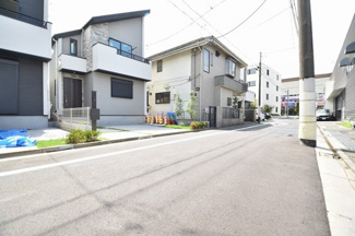 【前面道路含む現地写真】 | 西側5ｍ公道　道路幅員も広めですので、毎日の車庫入れにストレスを感じる事は御座いません。
