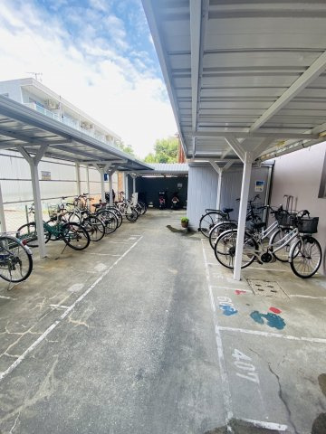 春日原ハイツの駐車場