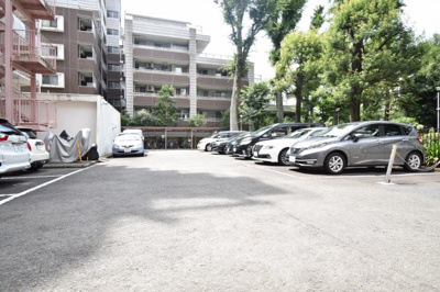 【駐車場】 | 武蔵境スカイハイツ | 月額：18,000円。敷地内駐車場はお出かけの時便利ですね。