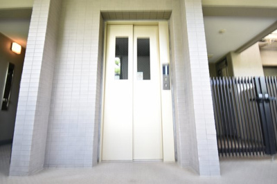 【その他共用部分】 | ランドール小金井 | ベビーカーも楽に入れるエレベーター完備。荷物の多いママにも安心ですね。