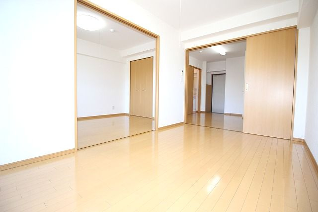 ラ・フルールの内装|明るい室内です