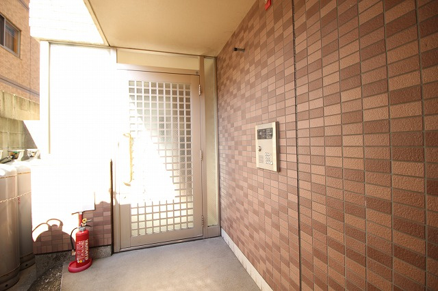 ラ・フルールのエントランス|建物の内部です