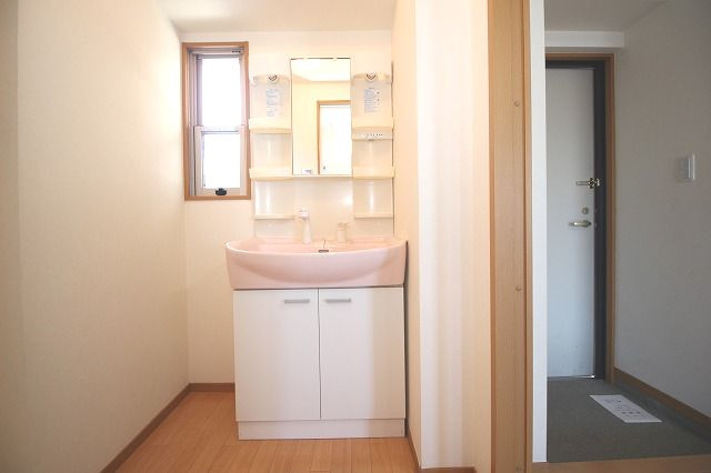 ラ・フルールの独立洗面台|朝の支度にも助かる、独立の洗髪洗面化粧台