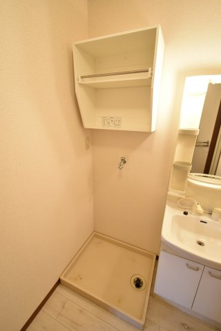 ドミール・シュクレの設備|洗濯機置き場上部にランドリーラック