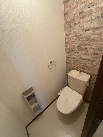 ドミール・シュクレのトイレ|温水洗浄便座、アクセントクロスがお洒落