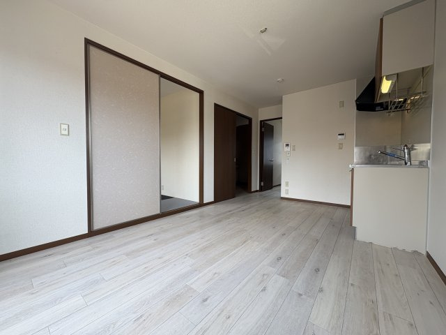 ドミール・シュクレの居間・リビング|角部屋で腰窓つきで、お部屋は明るい。床はフロアタイルを使用