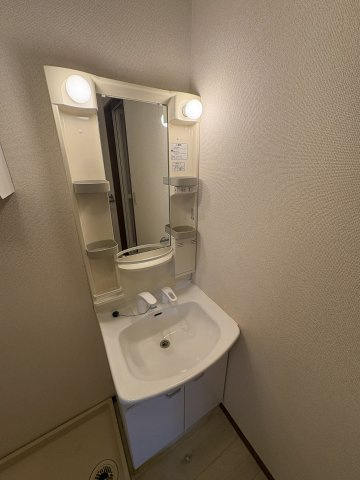 ドミール・シュクレの洗面所|洗面台付きで朝の身支度もスムーズに行える清潔感のある水回り。