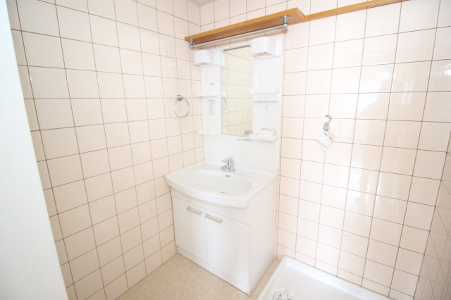 カーサ一ツ橋の独立洗面台|朝の支度にも助かる、独立の洗髪洗面化粧台