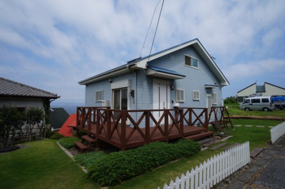 【外観】 | 富士見ヶ丘別荘地戸建 | ウッドデッキもあり夏にはお庭でバーベキューもお楽しみいただけます。