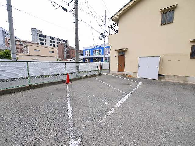 三条大宮大西一戸建の駐車場|駐車場があるので、車を買う予定の方も安心です（別途ご契約が必要です。）