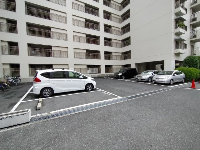 クローバーハイツ森小路3号棟の駐車場|マンション敷地内の駐車場は駐車場専用使用権付きです。
