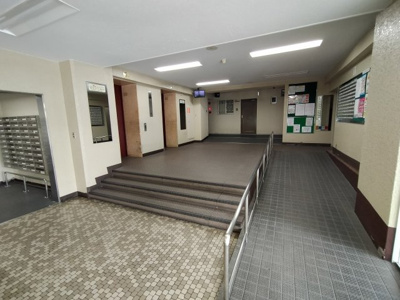 【その他共用部分】 | クローバーハイツ森小路3号棟 | エントランスはキチンと管理が行き届いており綺麗です。