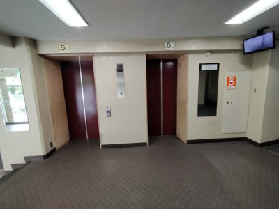 【その他共用部分】 | クローバーハイツ森小路3号棟 | エレベーターも2基あるので、朝の混雑時もスムーズです。