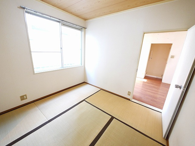 クレール千原Aの和室|日本らしい落ち着いた雰囲気の和室です