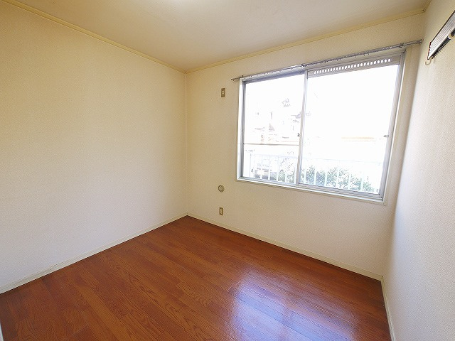 クレール千原Aの洋室|落ち着いた色調の洋室です