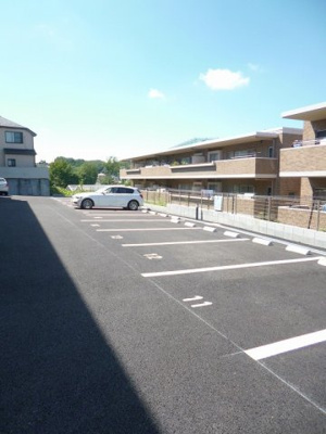 【駐車場】 | ディアマンノアール【SHM】 | いつでも目の届く敷地内に駐車場があります♪荷物がかさばりがちなお買物にも、敷地内駐車場があると便利ですよね☆