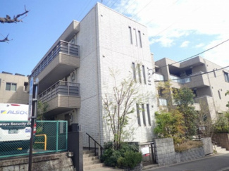 【外観】 | 積水ハウス施工の賃貸住宅シャーメゾン！小田急線「新百合ヶ丘」駅より徒歩4分！便利な立地の3階建てマンションです♪駅近で通勤通学・お買い物にも便利！