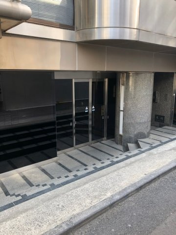 新宿区新宿５丁目の事務所の玄関