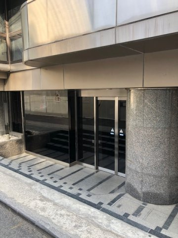 新宿区新宿５丁目の事務所の玄関