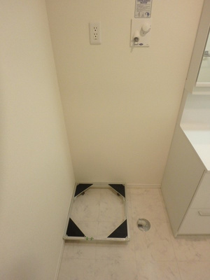 【洗面所】 | ガーデンフォレスト【SHM】 | オートストップ付きの洗濯機置き場です！キャスター付きでお掃除もラクラク◎