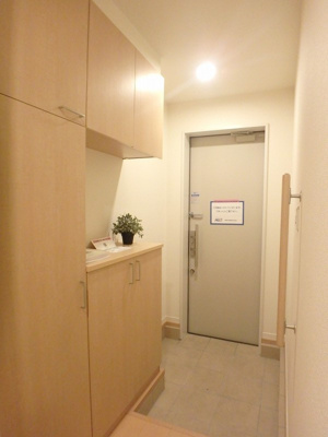 【玄関】 | ガーデンフォレスト【SHM】 | 玄関スペースもスッキリする大容量のシューズボックス付き！手すりがあるのが地味に嬉しい◎