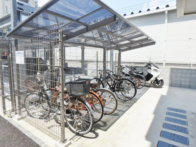 【その他共用部分】 | ガーデンフォレスト【SHM】 | 雨の日でも安心の屋根付きの駐輪場です！バイクもご相談ください♪