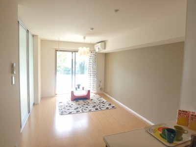 【居間・リビング】 | ガーデンフォレスト【SHM】 | 12.8帖の対面式キッチンのあるリビングです！お子様の様子も伺えるので安心です◎