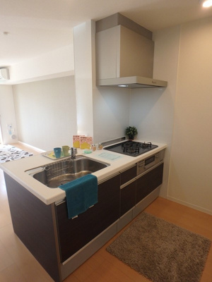 【キッチン】 | ガーデンフォレスト【SHM】 | 料理も捗る3口グリル付きのシステムキッチンです！対面式なので他の作業をしながらも料理できます♪