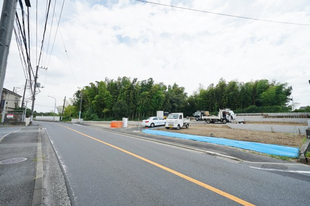 横浜市保土ケ谷区新桜ケ丘　1号棟の前面道路含む現地写真|緑豊かな環境です！
