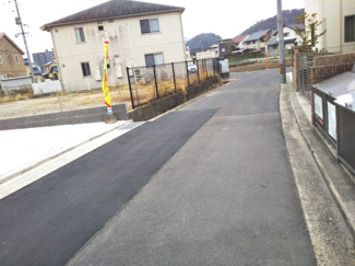 【前面道路含む現地写真】 | 公道：北西
交通量は少なめです◎