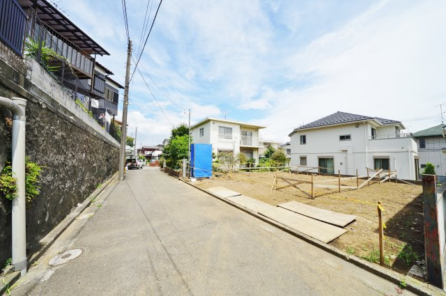 全居室南向き、カースペース２台♪保土ケ谷区上菅田町　新築戸建ての前面道路含む現地写真|前面道路は西側幅員約4.5メートルの公道です。