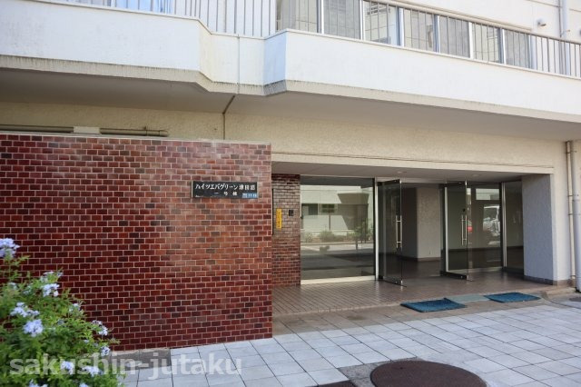 ハイツエバグリーン津田沼１号棟のエントランス
