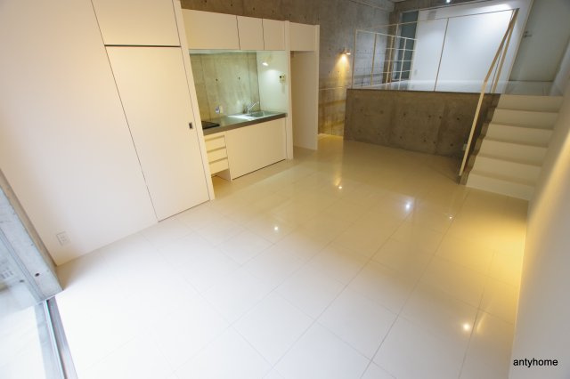 ベルニーニ南森町　仲介手数料無料の居間・リビング