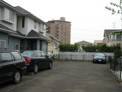 【駐車場】 | サンヒルズ | いつでも目の届く敷地内に駐車場を完備しています♪お車をお持ちのファミリーさんにオススメです☆