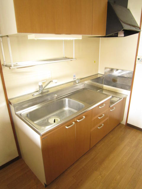 コンフォート長岡京のキッチン|独立型キッチン採用。調理に集中でき収納も豊富な料理スペース