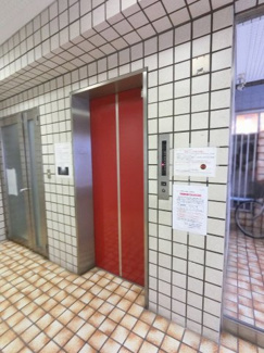 【その他共用部分】 | お買い物時やベビーカーの出し入れに便利なエレベーター付です。