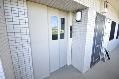 【その他共用部分】 | パークサイドステージ西立川 | ベビーカーも楽に入れるエレベーター完備。荷物の多いママにも安心ですね。