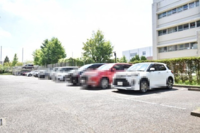 【駐車場】 | パークサイドステージ西立川 | 時間がないときもらくらくと車の出し入れができる平置き駐車場。