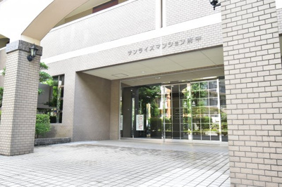 【エントランス】 | サンライズマンション府中 | お客様を優しく迎えるガラス張りのエントランス。防犯カメラが設置してあり、セキュリティ対策もOK