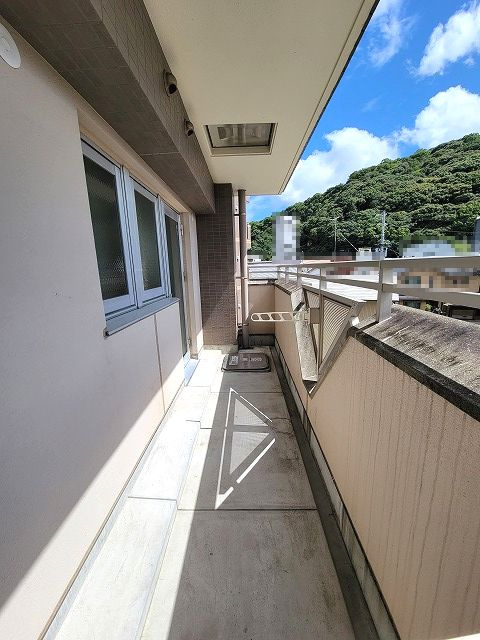 クレアフジモトのバルコニー|暖かな日差しのふりそそぐバルコニー