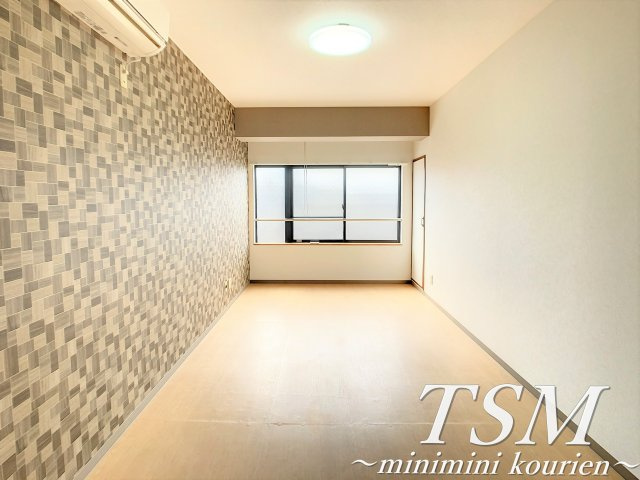 グラスヒルズの洋室|アクセントクロスが目を引く洋室