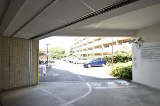 【駐車場】 | 駐車場のセキュリティ対策として防犯カメラも設置されています。