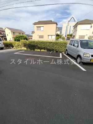 【駐車場】 | ハイツ禎紫園B | 駐車場があるので、車を買う予定の方も安心です