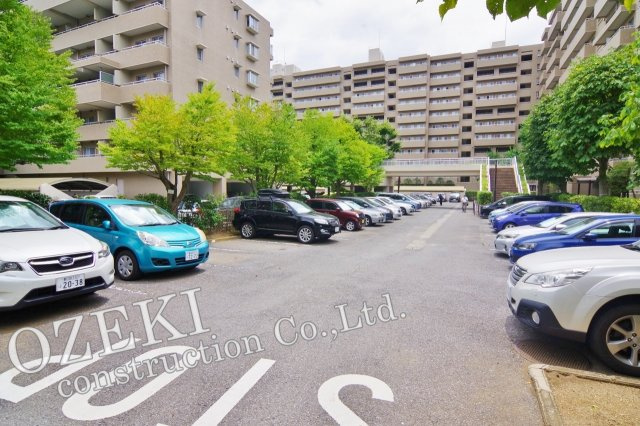 ヴィルヌーブ南越谷B棟の駐車場