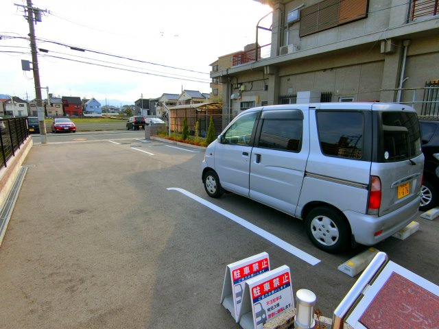 プラシージュの駐車場