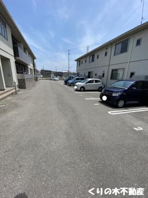 【駐車場】 | シャーメゾン小泉 B棟 | 車をお持ちの方に嬉しい駐車場付きの物件です