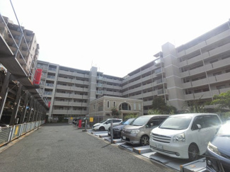 【外観】 | 総戸数９８戸、２００６年７月築、管理人は日勤勤務につき管理体制良好です♪