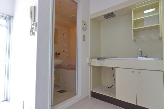 【内装】 | ドムール新北野 | キッチンの隣は３点ユニットバスです。