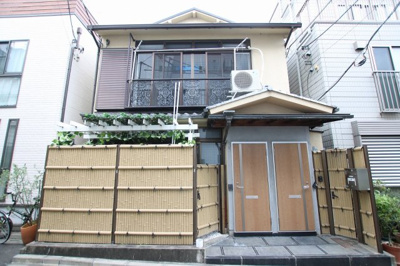 【外観】 | 下谷1丁目アパート | 下谷1丁目アパート　入谷駅から徒歩3分・鶯谷駅から徒歩4分の好立地。ターミナル駅の上野駅も徒歩10分で行けます。入谷口通りから1本中に入った閑静な住宅街で静かな環境。買い物も便利です。