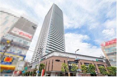 【外観】 | ジオタワー天六 | 雨の日も傘を持たずに外出できる、駅直結のタワーマンション。梅田へのアクセスも良く、平日・休日や昼夜を問わず、利便を実感していただける立地です。